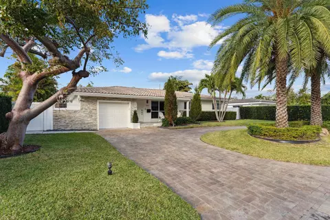 Exterior - 2205 NE 30th St, Lighthouse Point, FL 33064 photo 6 of 8