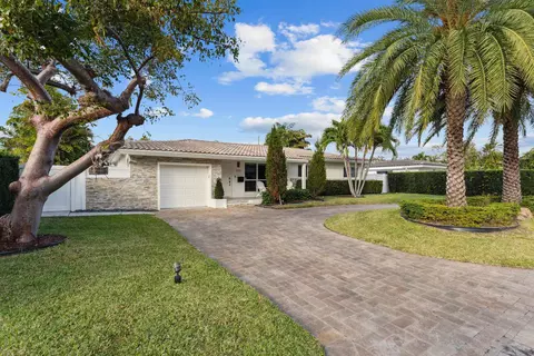 Exterior - 2205 NE 30th St, Lighthouse Point, FL 33064 photo 5 of 8