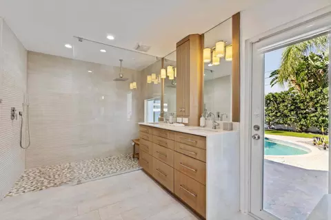 Bath - 2205 NE 30th St, Lighthouse Point, FL 33064 photo 2 of 5