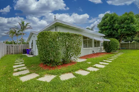 Exterior - 2038 SE Monroe St, Stuart, FL 34997 photo 4 of 7