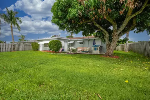 Exterior - 2038 SE Monroe St, Stuart, FL 34997 photo 6 of 7