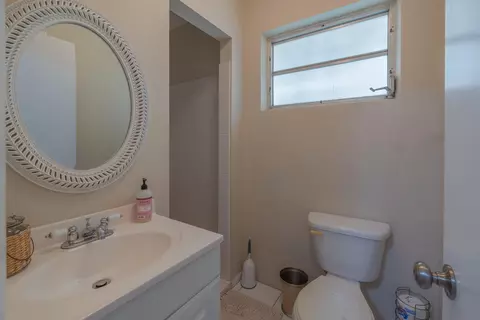 Bath - 2038 SE Monroe St, Stuart, FL 34997 photo 3 of 3
