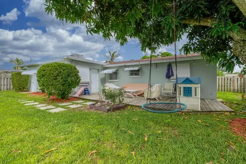 Exterior - 2038 SE Monroe St, Stuart, FL 34997 photo 3 of 7