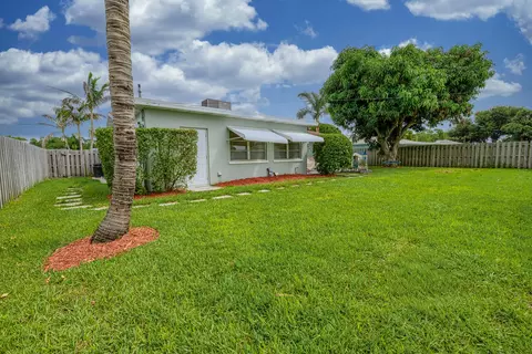 Exterior - 2038 SE Monroe St, Stuart, FL 34997 photo 5 of 7