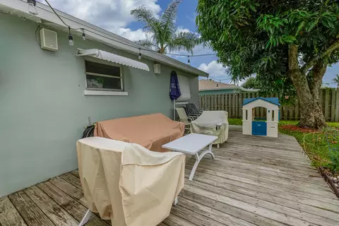 Exterior - 2038 SE Monroe St, Stuart, FL 34997 photo 2 of 7