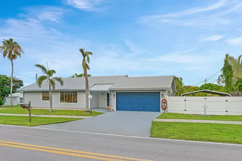 215 SW 8th St, Boynton Beach, FL 33426