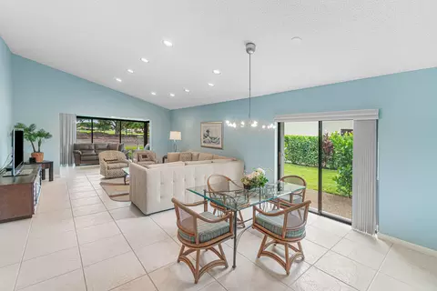27 Stratford Ln W #D, Boynton Beach, FL 33436