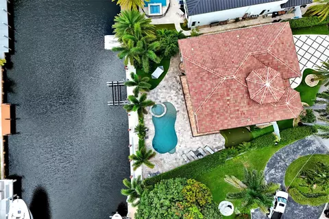 View/Area - 4930 NE 27th Ter, Lighthouse Point, FL 33064 photo 2 of 7