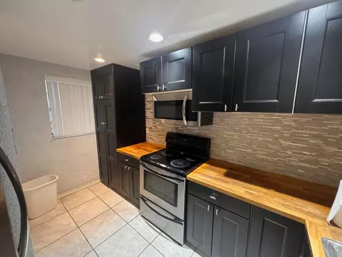 9480 Poinciana Pl #310, Davie, FL 33324