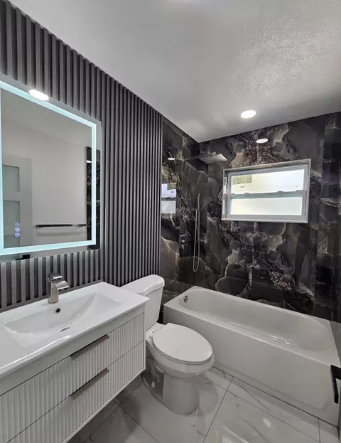 Bath - 3466 NW 32nd Ave, Okeechobee, FL 34972 photo 1 of 1