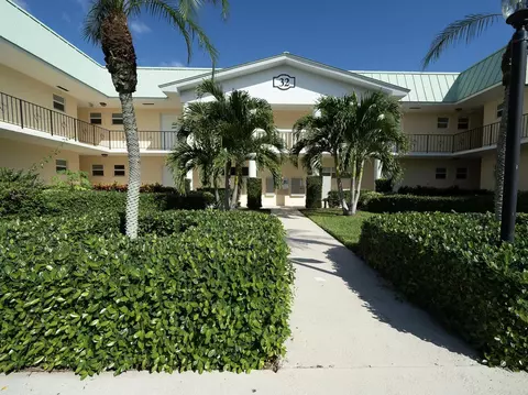 32 Colonial Club Dr #102, Boynton Beach, FL 33435