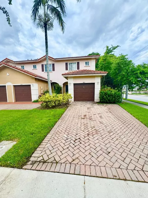 8851 N Isles Cir, Tamarac, FL 33321