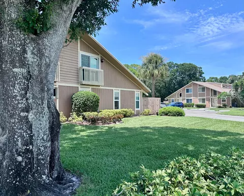 Exterior - 111 Maplecrest Cir, Jupiter, FL 33458 photo 5 of 6