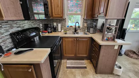Kitchen - 70 Turtle Cv, Okeechobee, FL 34974 photo 3 of 4