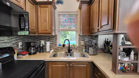 Kitchen - 70 Turtle Cv, Okeechobee, FL 34974 photo 2 of 4