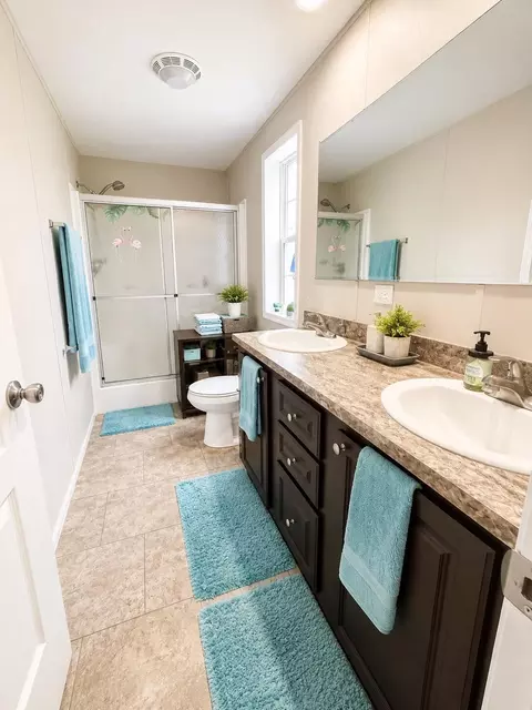 Bath - 1059 Orange Loop, Okeechobee, FL 34974 photo 1 of 2