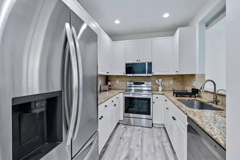 Kitchen - 4225 E Main St, Jupiter, FL 33458 photo 1 of 2
