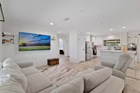 Living - 22382 NW 286th St, Okeechobee, FL 34972 photo 2 of 3