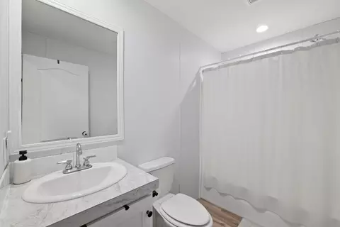 Bath - 22382 NW 286th St, Okeechobee, FL 34972 photo 1 of 2