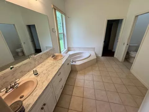 Bath - 18554 SE Old Trail Dr E, Jupiter, FL 33478 photo 6 of 6