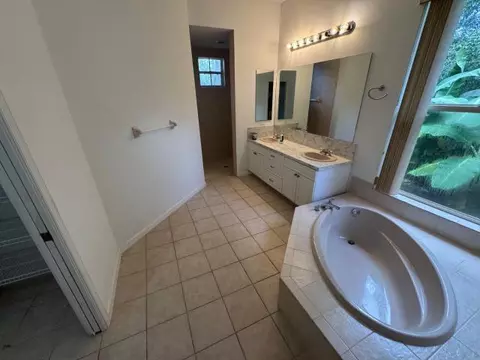 Bath - 18554 SE Old Trail Dr E, Jupiter, FL 33478 photo 5 of 6