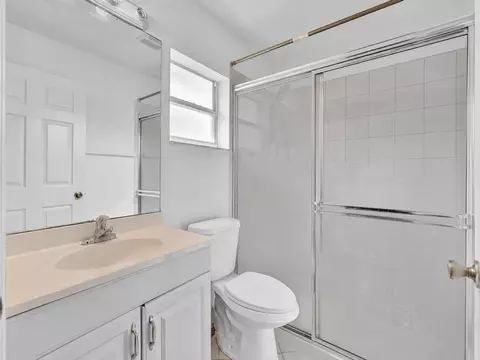 Bath - 6811 2nd St, Jupiter, FL 33458 photo 3 of 3