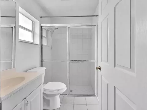 Bath - 6811 2nd St, Jupiter, FL 33458 photo 2 of 3