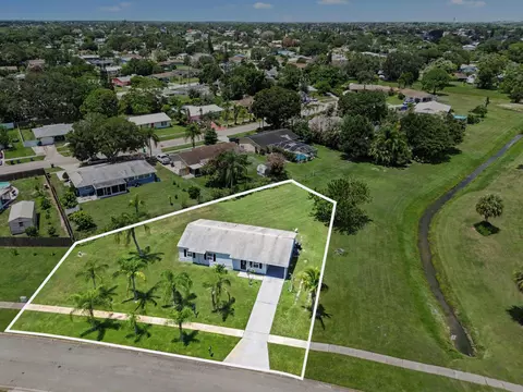 502 NE Solida Cir, Port Saint Lucie, FL 34983