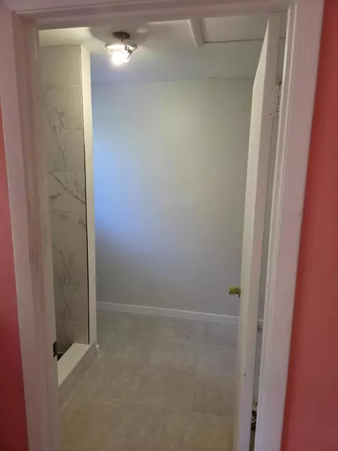 Bath - 276 SE Norfolk Blvd, Stuart, FL 34997 photo 4 of 4