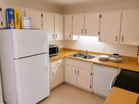 Kitchen - 276 SE Norfolk Blvd, Stuart, FL 34997 photo 1 of 1