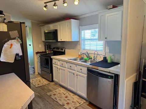 Kitchen - 8115 SE 57th Dr, Okeechobee, FL 34974 photo 2 of 2