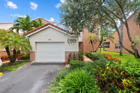 8211 NW 70th St, Tamarac, FL 33321