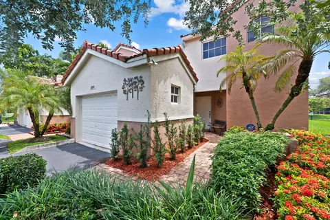 8211 NW 70th St, Tamarac, FL 33321
