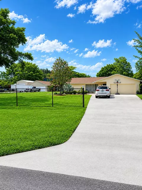 8645 Pinto Dr, Lake Worth, FL 33467