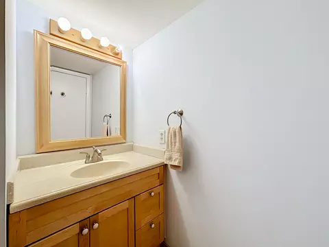 Bath - 3192 SE Brook St, Stuart, FL 34997 photo 6 of 6