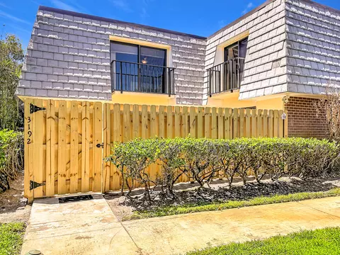 Exterior - 3192 SE Brook St, Stuart, FL 34997 photo 4 of 10