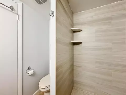 Bath - 3192 SE Brook St, Stuart, FL 34997 photo 3 of 6