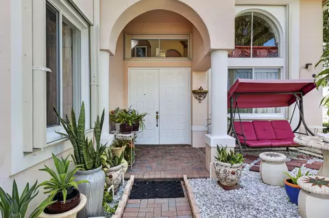 120 Isola Cir, Royal Palm Beach, FL 33411