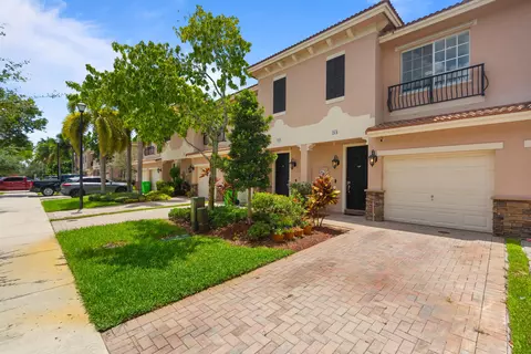 213 Las Brisas Cir, Sunrise, FL 33326