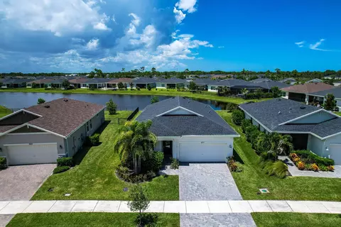 977 SE Crosswood Way, Port Saint Lucie, FL 34984