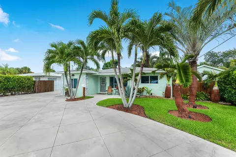 819 6th St, Lake Park, FL 33403
