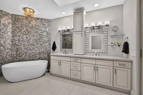 Bath - 1258 SE Brewster Pl, Stuart, FL 34997 photo 1 of 7