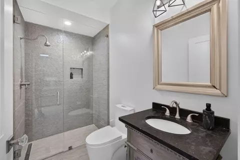 Bath - 1258 SE Brewster Pl, Stuart, FL 34997 photo 6 of 7