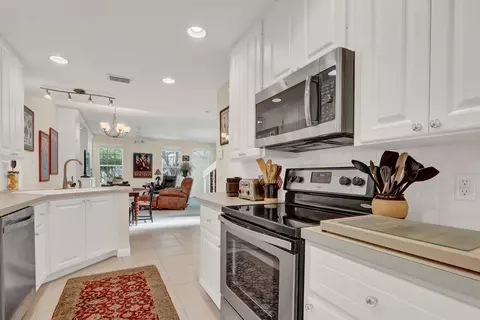 Kitchen - 131 Radcliffe Ct, Jupiter, FL 33458 photo 4 of 5