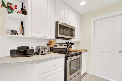 Kitchen - 131 Radcliffe Ct, Jupiter, FL 33458 photo 3 of 5