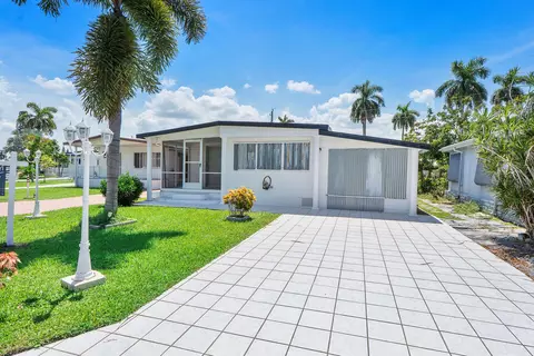 8670 SW 18th Pl, Davie, FL 33324