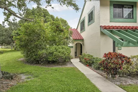13 Lexington Ln E #A, Palm Beach Gardens, FL 33418
