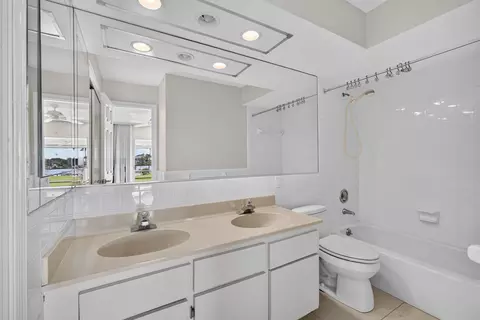 Bath - 478 Tequesta Dr #204, Tequesta, FL 33469 photo 1 of 2