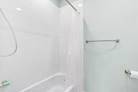 Bath - 5430 SE Moseley Dr, Stuart, FL 34997 photo 4 of 5