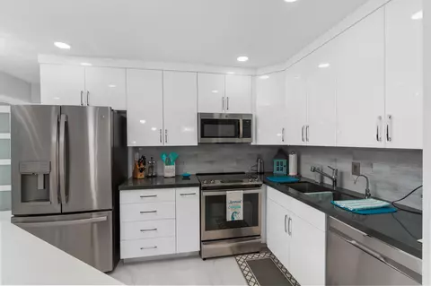 130 Cypress Club Dr #306, Pompano Beach, FL 33060